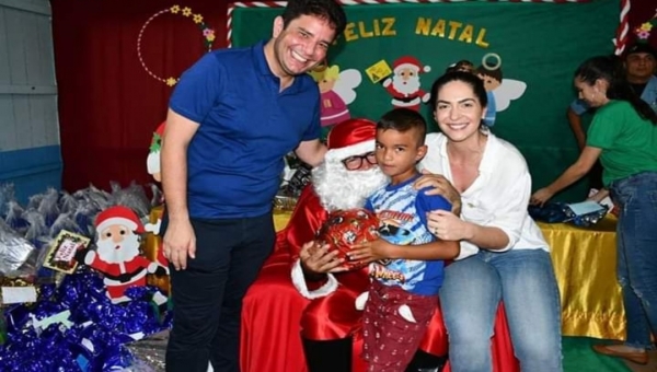 Em clima de Natal, Gladson entrega presentes e cestas básicas em Cruzeiro do Sul